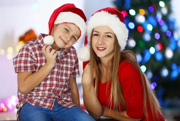 Flicka och pojke i Christmas room — Stockfoto