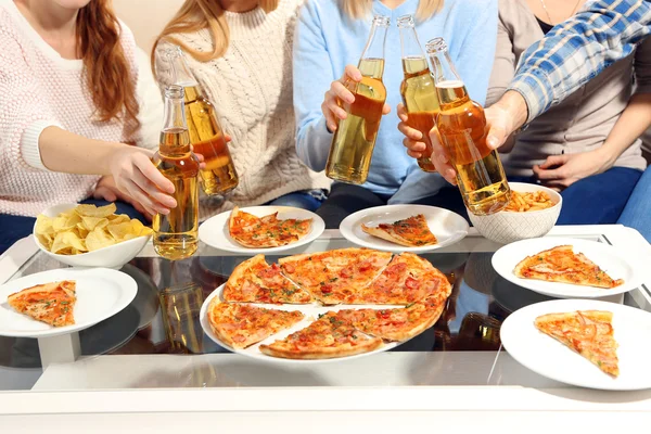 Festa amigável com pizza quente e bebidas, close-up — Fotografia de Stock