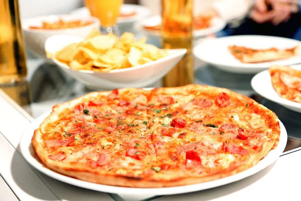 Table à la maison avec pizza et boissons pour les amis — Photo