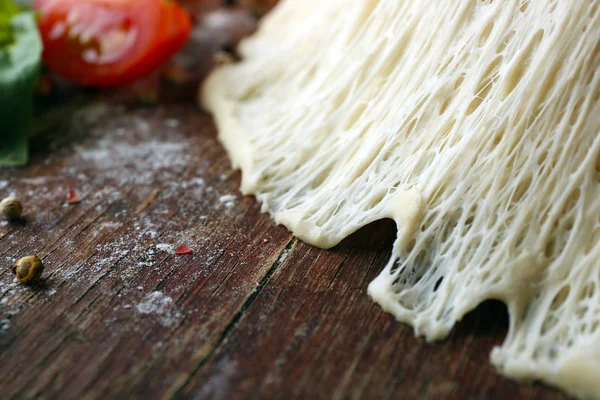Ingredientes frescos para la preparación de pizza en la mesa de madera, de cerca —  Fotos de Stock