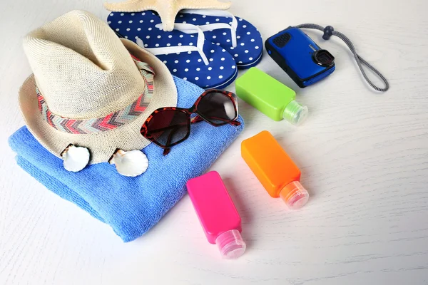 Summer accessories on table — Stock Photo, Image