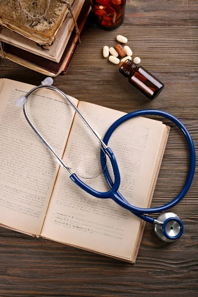 Böcker, piller och stetoskop — Stockfoto