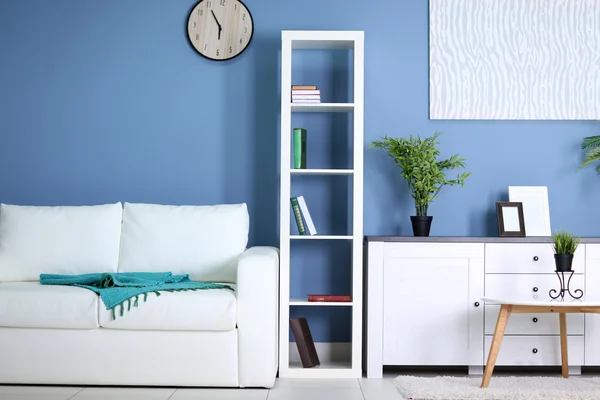 Intérieur de la chambre avec commode — Photo