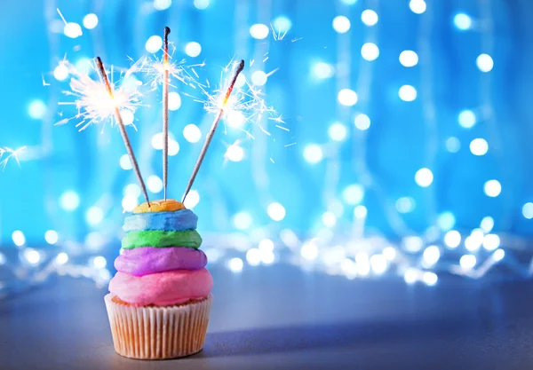 Cupcake con crema varicolor —  Fotos de Stock
