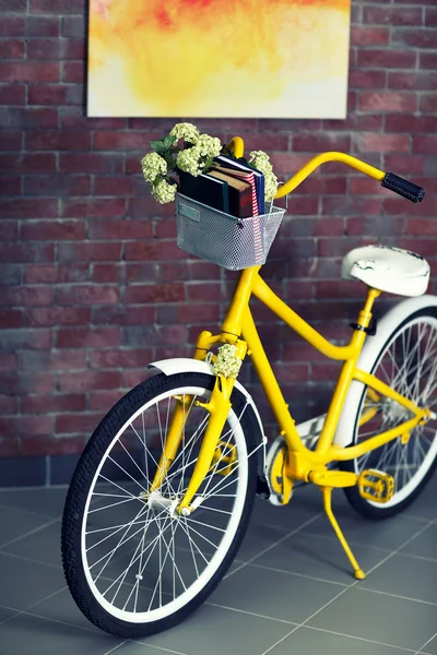 黄色の自転車の書籍 — ストック写真