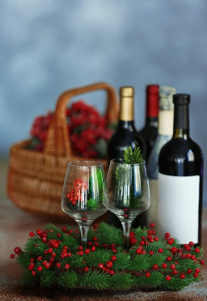 Vino di Natale in cesto sulla tavola — Foto Stock