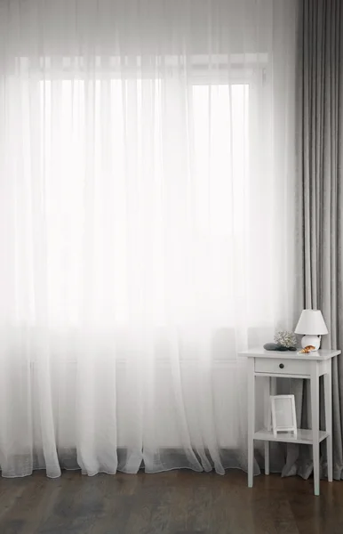Белый стол с лампой — стоковое фото