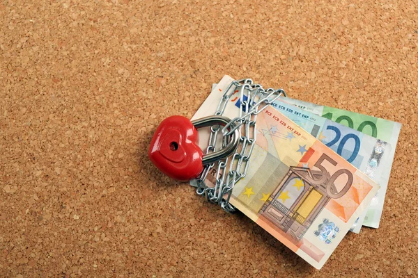 Eurobankovky se zámek a řetězu na dřevěné pozadí — Stock fotografie