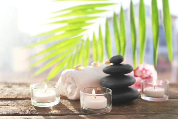 Pedras de spa com velas — Fotografia de Stock