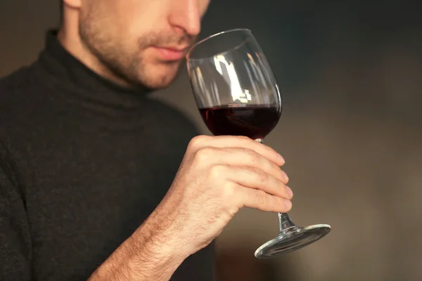 Человек, нюхающий красное вино — стоковое фото