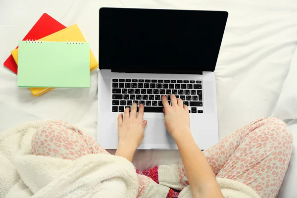 Woman in pajamas using laptop — Stock Photo, Image