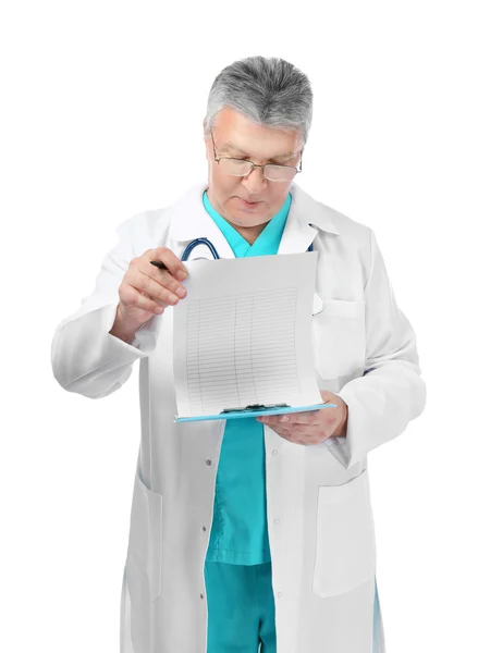 Beau médecin avec presse-papiers — Photo