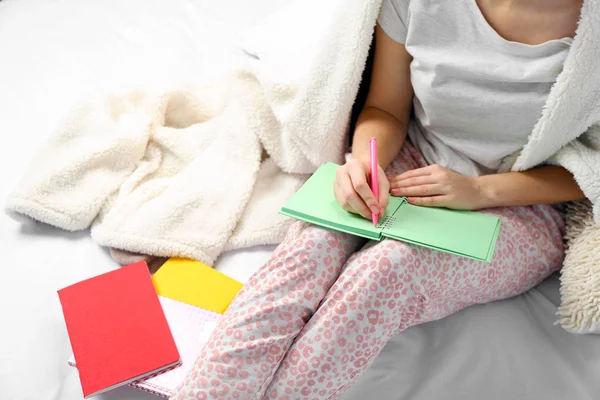 Frau im Pyjama schreibt Tagebuch — Stockfoto
