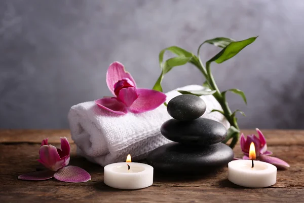 Pedras de spa com velas — Fotografia de Stock