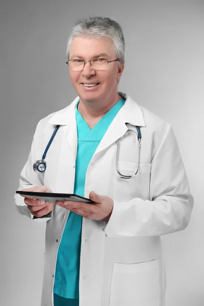 Beau docteur avec stéthoscope — Photo