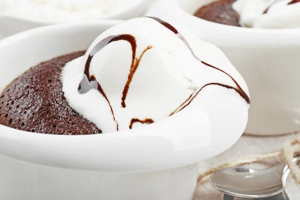 Bolo de lava de chocolate com gelado, close-up — Fotografia de Stock