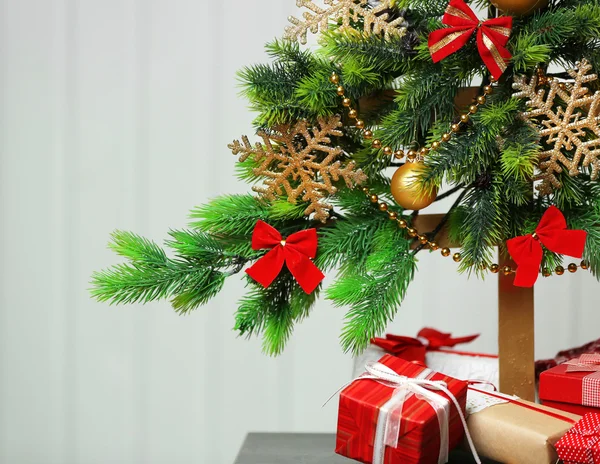 Handgemaakt kerstboom en cadeautjes — Stockfoto