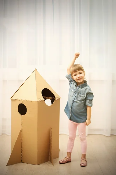 Menina brincando com foguete espacial — Fotografia de Stock