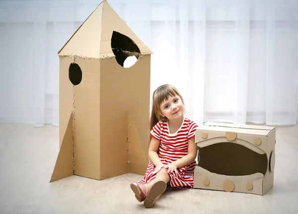 Niña jugando con cohete espacial —  Fotos de Stock