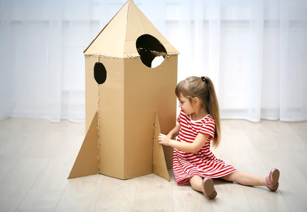 Menina brincando com foguete espacial — Fotografia de Stock