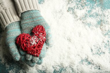 mittens dekoratif kalp ile elinde 