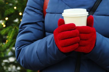 kadın ellerinde eldivenler 