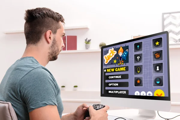 Homem jogando jogos de computador — Fotografia de Stock