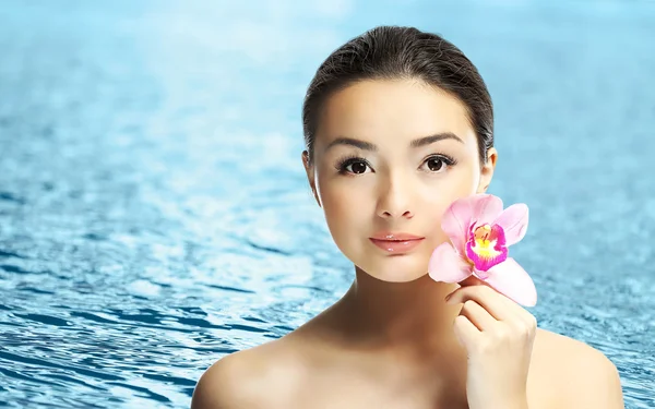 Hermosa mujer sobre fondo natural — Foto de Stock