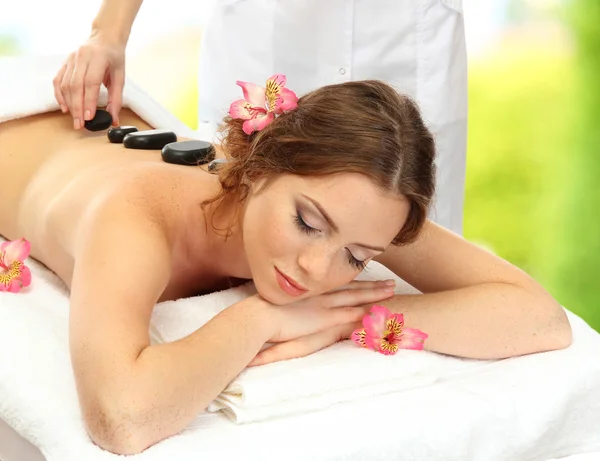 Schöne Junge Frau Bekommt Massage Wellness Salon — Stockfoto