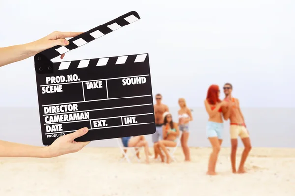 Operador Sosteniendo Clapperboard Durante Producción Película Aire Libre — Foto de Stock