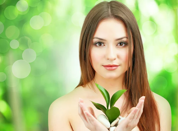 Bella donna su sfondo naturale — Foto Stock