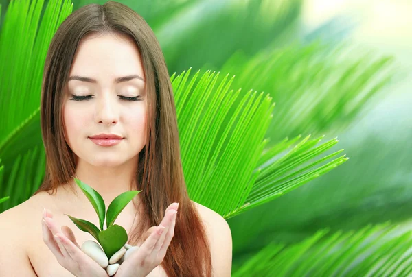 Bella donna su sfondo naturale — Foto Stock