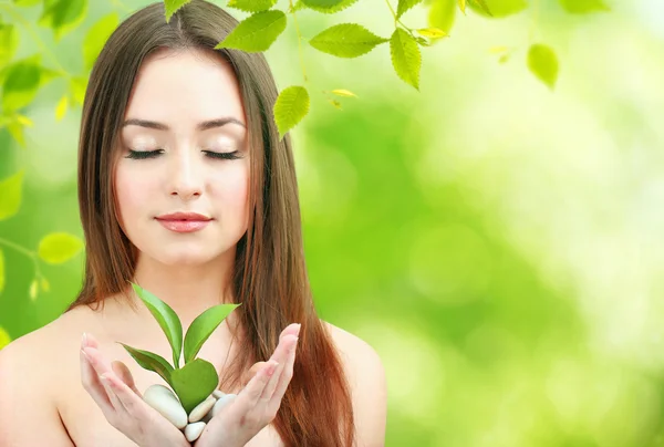 Hermosa mujer sobre fondo natural —  Fotos de Stock