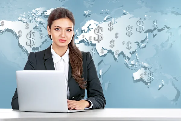 Mujer de negocios con portátil en el mapa del mundo — Foto de Stock