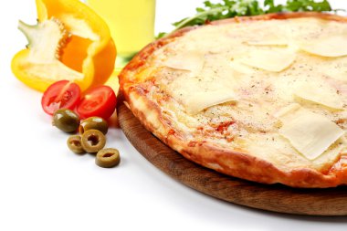 Dolu peynirli pizza ahşap tahta üzerinde ile sebze, yakın kadar