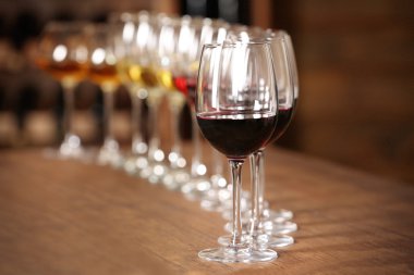 Birçok farklı şarap bar sayaç üzerinde üst üste bardak