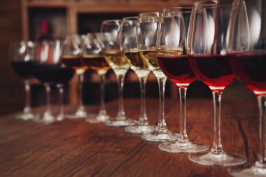 Birçok farklı şarap bar sayaç üzerinde üst üste bardak