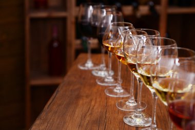 Birçok farklı şarap bar sayaç üzerinde üst üste bardak