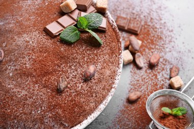 Çikolatalı pasta malzemeler ve elek, closeup ile