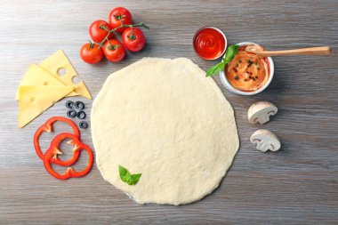 Taze malzemelerle pizza üzerinde ahşap masa hazırlama