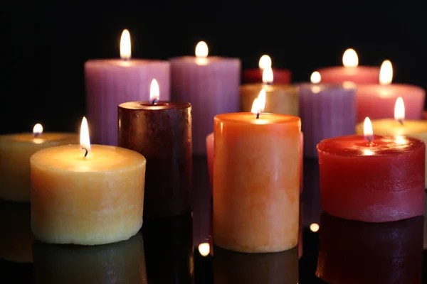 Muchas velas pequeñas encendidas — Foto de Stock