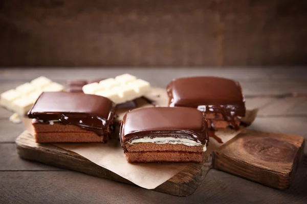 Lahodné čokoládové brownies na dřevěné pozadí — Stock fotografie