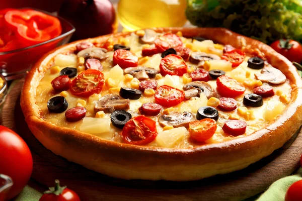 Lezzetli pizza ile sebze ve et, yakın çekim — Stok fotoğraf