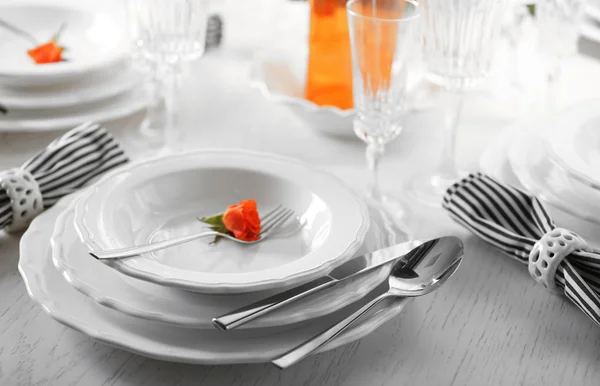 Served table with flowers in restaurant, closeup — Stock Photo, Image