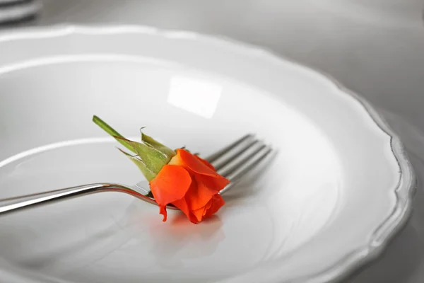 Podává tabulka s květinami v restauraci, detail — Stock fotografie