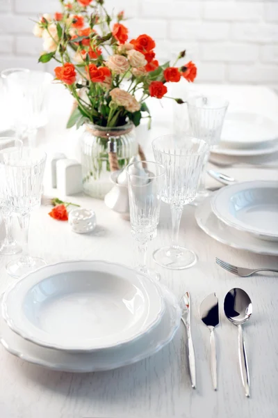 Tabel geserveerd met bloemen in restaurant, close-up — Stockfoto