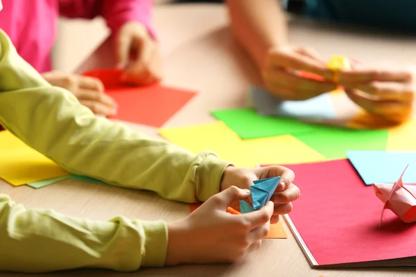 Kinderen maken van de zwaan — Stockfoto