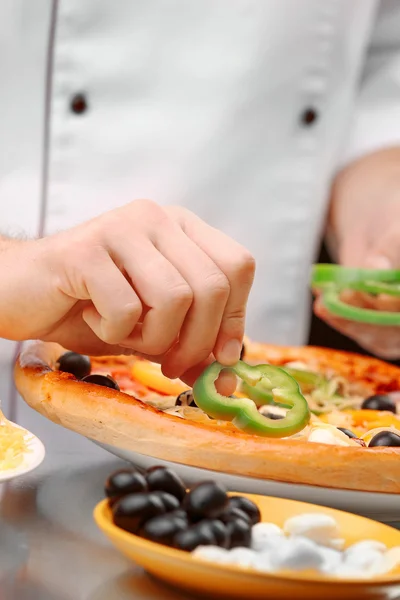 Cook making delicious pizza — Stock Photo, Image