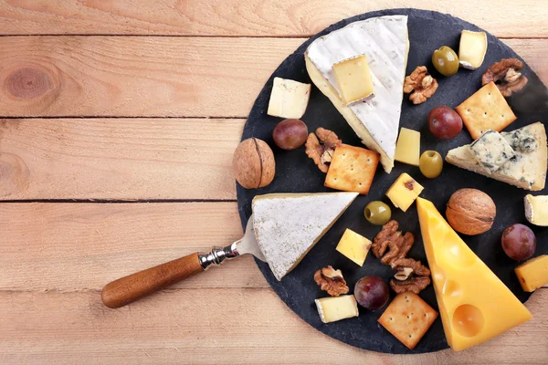不同种类的奶酪上木制背景 — 图库照片