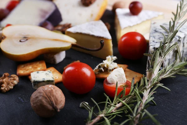 Diferentes tipos de queijo closeup — Fotografia de Stock